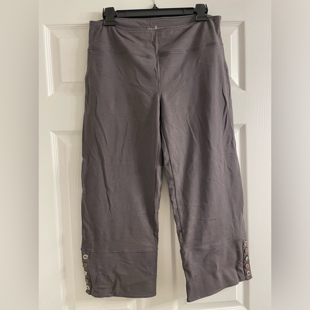 Neon Buddha New w/out Tags Pants Womens Small Grey Capri Cropped Yoga Buttons